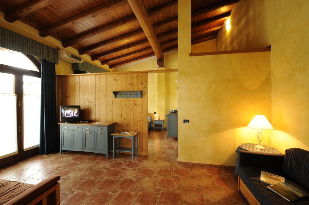 Agriturismo Gian Galeazzo Visconti Pensionat Valeggio sul Mincio Rum bild