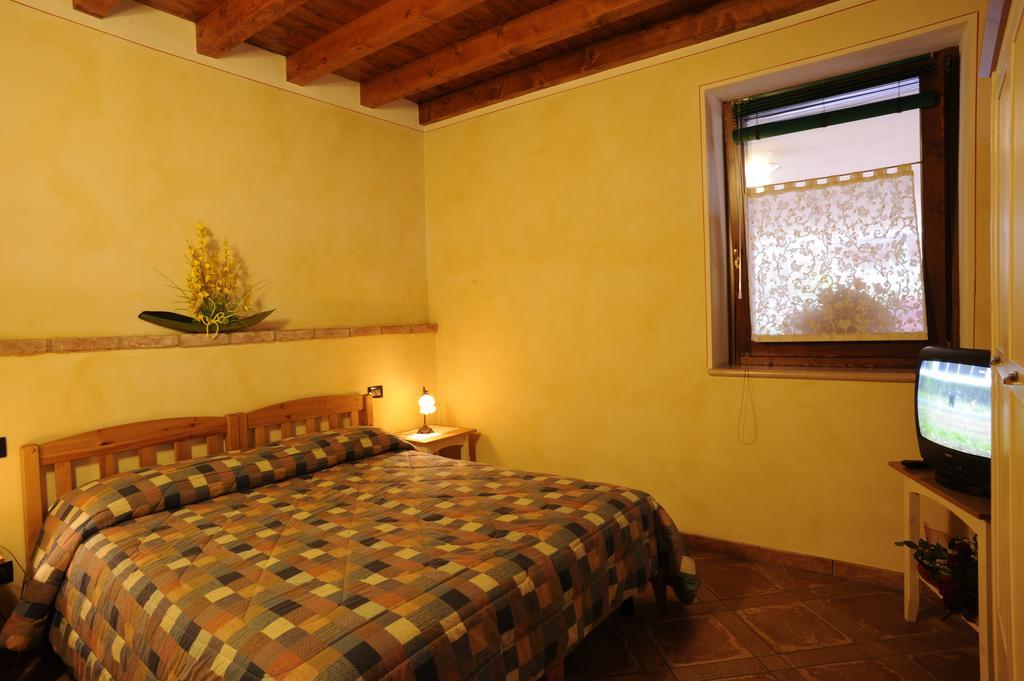 Agriturismo Gian Galeazzo Visconti Pensionat Valeggio sul Mincio Rum bild