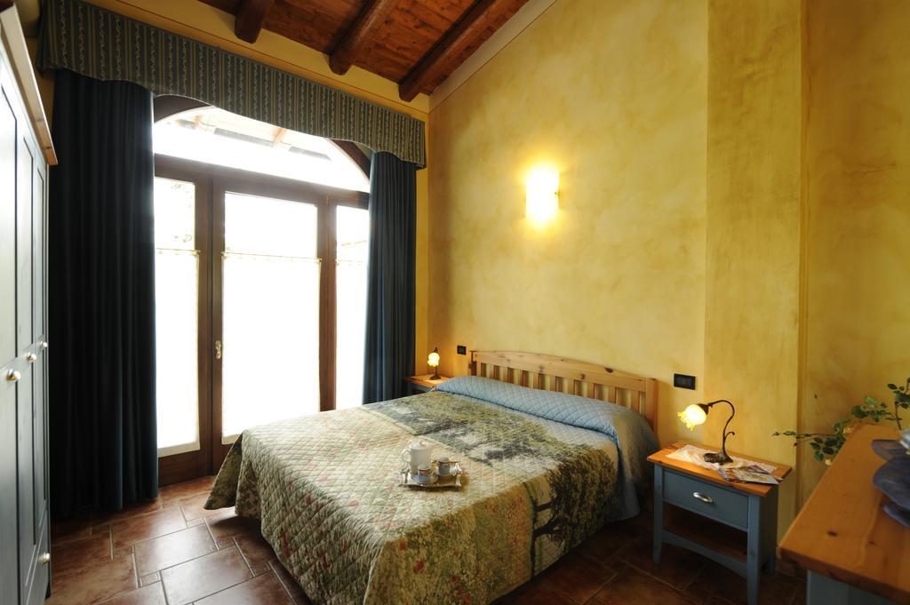 Agriturismo Gian Galeazzo Visconti Pensionat Valeggio sul Mincio Rum bild